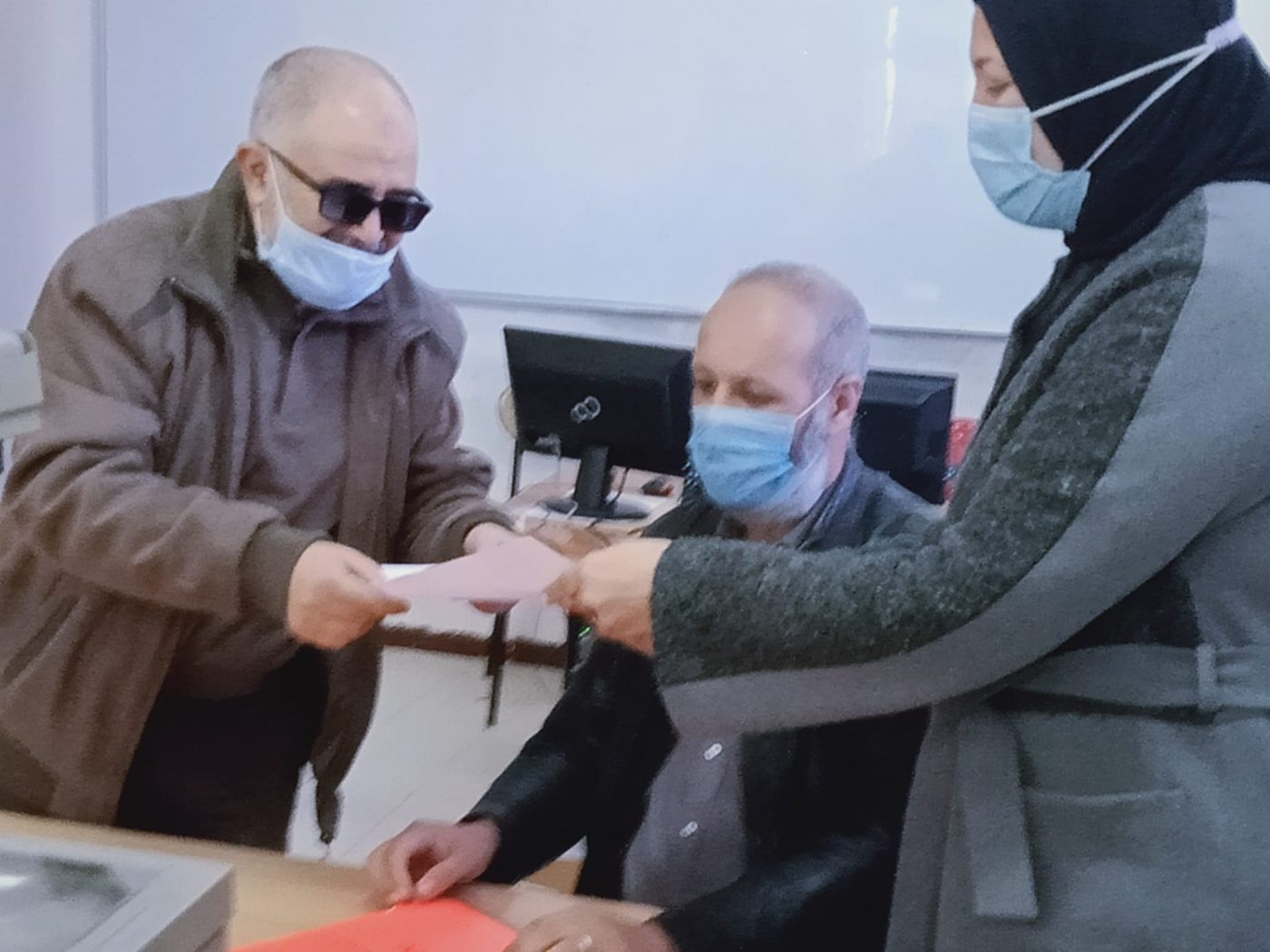 Read more about the article تسليم أجهزة إعلام آلي لمكتبات الكليات الست والمعهدين