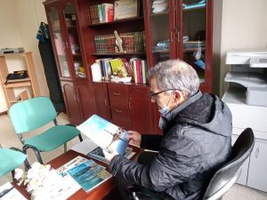 Read more about the article زيارة البروفيسور جمال عثمانية للمكتبة المركزية
